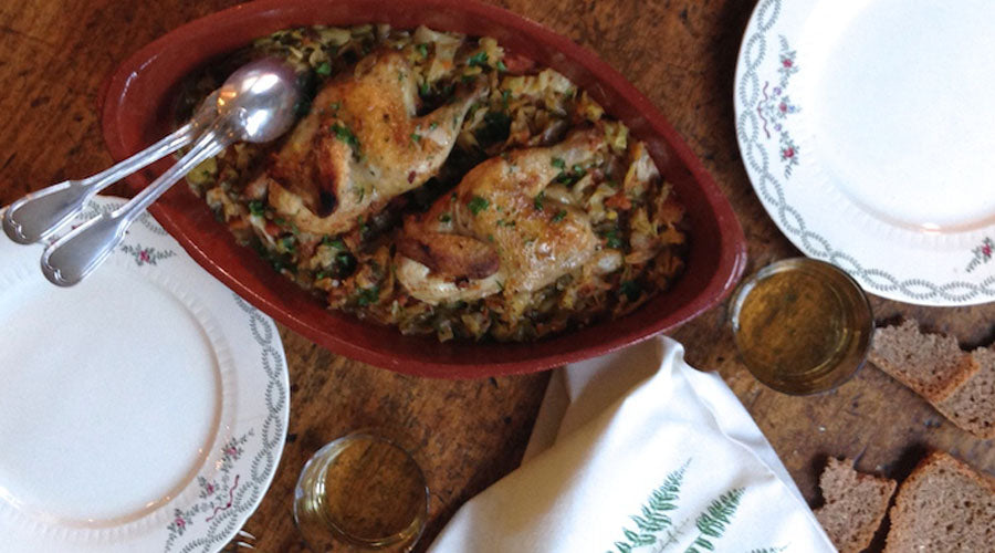 Pollitos tomateros sobre cama de repollo